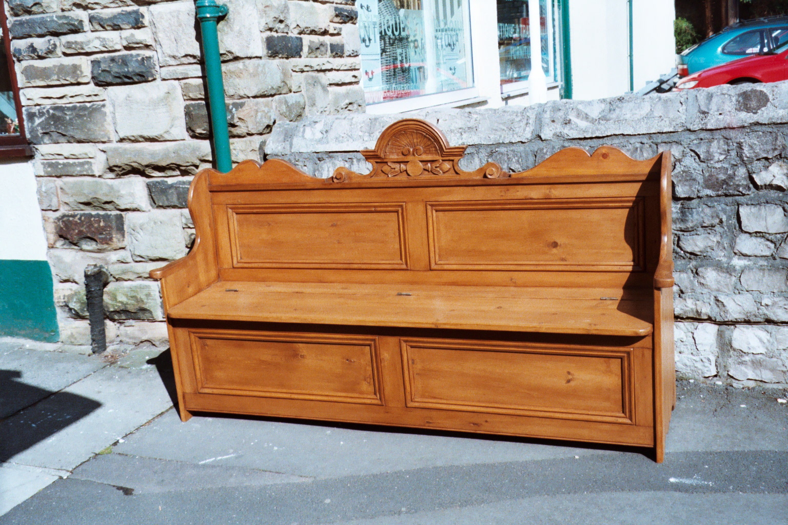 Large Settle with storage